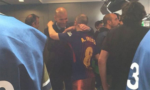 Zidane nói lời tạm biệt với Iniesta.