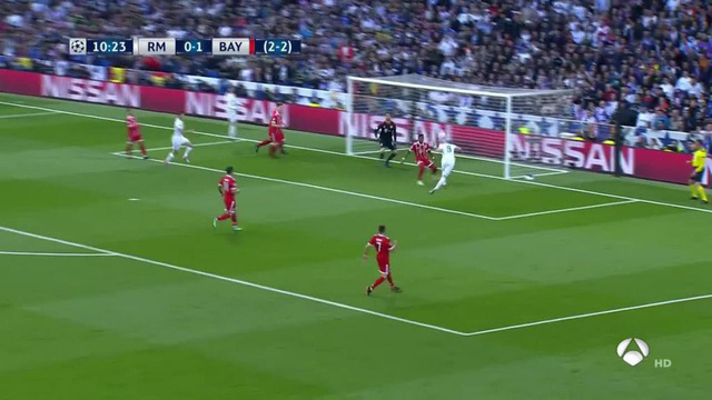 C.Ronaldo đã hút hết người của Bayern Munich cho Benzema thoải mái đánh đầu ghi bàn