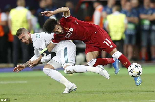 Sergio Ramos bị chỉ trích vì khiến Salah chấn thương