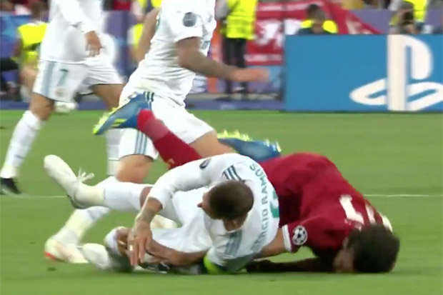Ramos khóa tay Salah và vật tiền đạo Ai Cập xuống sân khiến anh bị chấn thương bả vai