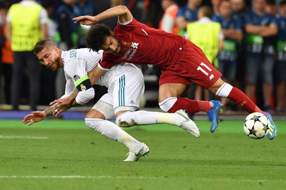 Không thể trách Sergio Ramos trong tình huống anh kéo ngã Salah