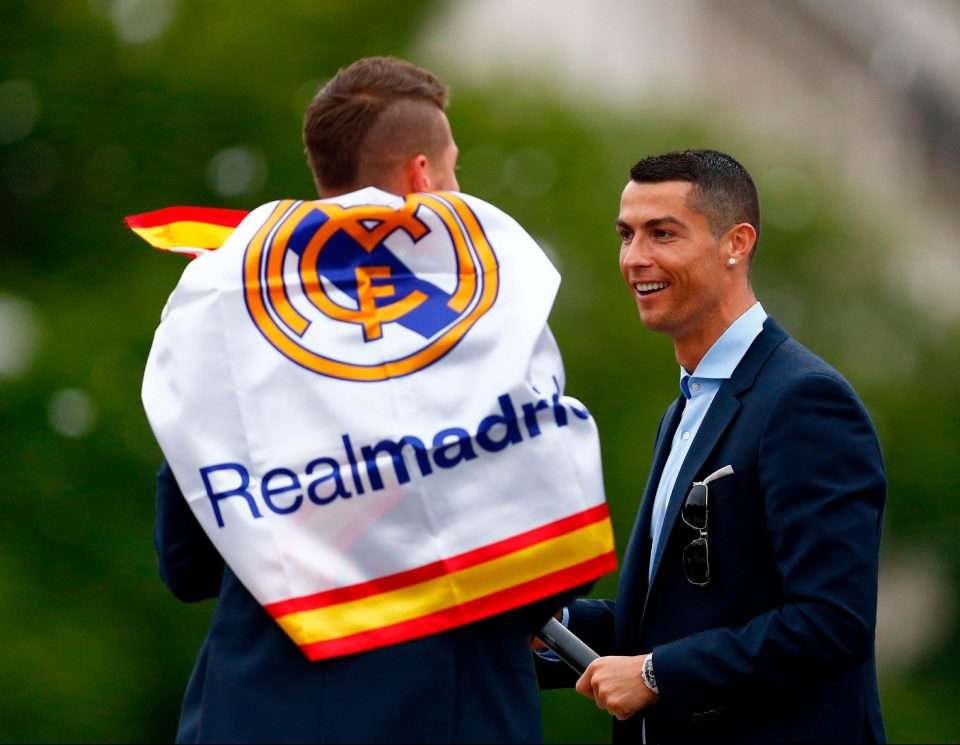 Ngay sau khi đăng quang, Ronaldo lấp lửng về tương lai