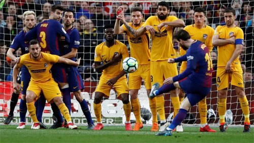 Messi sút phạt ghi bàn quyết định trong trận thắng Atletico. 
