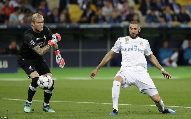 Karius ném thẳng bóng vào chân của Benzema, giúp Real Madrid mở tỷ số