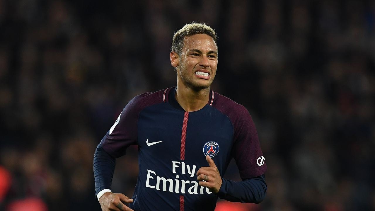 Neymar cảm thấy mệt mỏi trước những tin đồn chuyển nhượng.