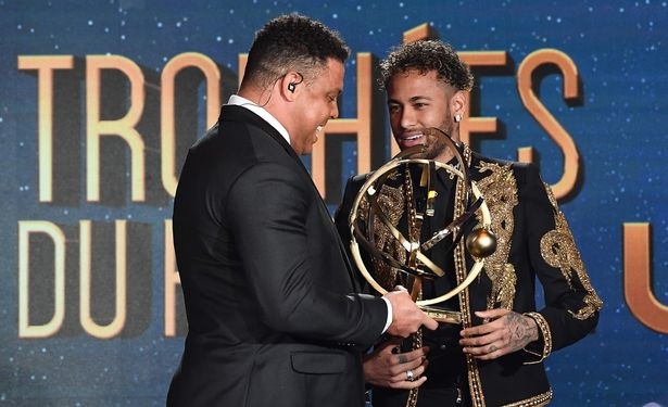 Ronaldo trao cho Neymar danh hiệu Cầu thủ xuất sắc nhất năm ở Ligue 1