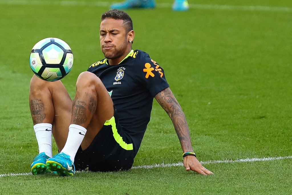 Neymar trở lại luyện tập cùng tuyển Brazil, nhưng anh vẫn chưa hồi phục hoàn toàn