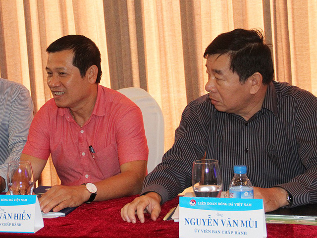 Phó Ban trọng tài Dương Văn Hiền (trái) tạm thời rút lui khỏi công việc giám sát trọng tài 