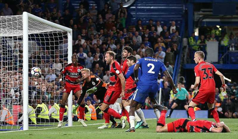 Chelsea bị Huddersfield cầm chân, cuộc đua top 4 hấp dẫn và nghẹt thở tới vòng cuối cùng