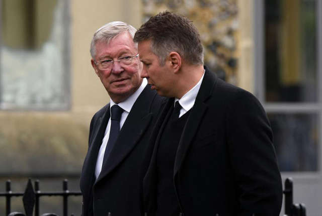 Sau khi hồi tỉnh, Sir Alex Ferguson đã quan tâm tới thành tích của CLB do Darren Ferguson dẫn dắt