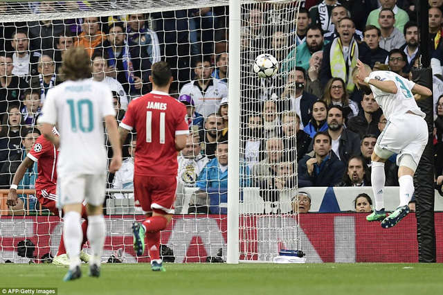 Benzema đánh đầu gỡ hòa cho Real Madrid ở phút 11