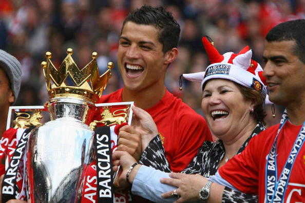 Mẹ Ronaldo muốn con trở lại MU, từ chối PSG