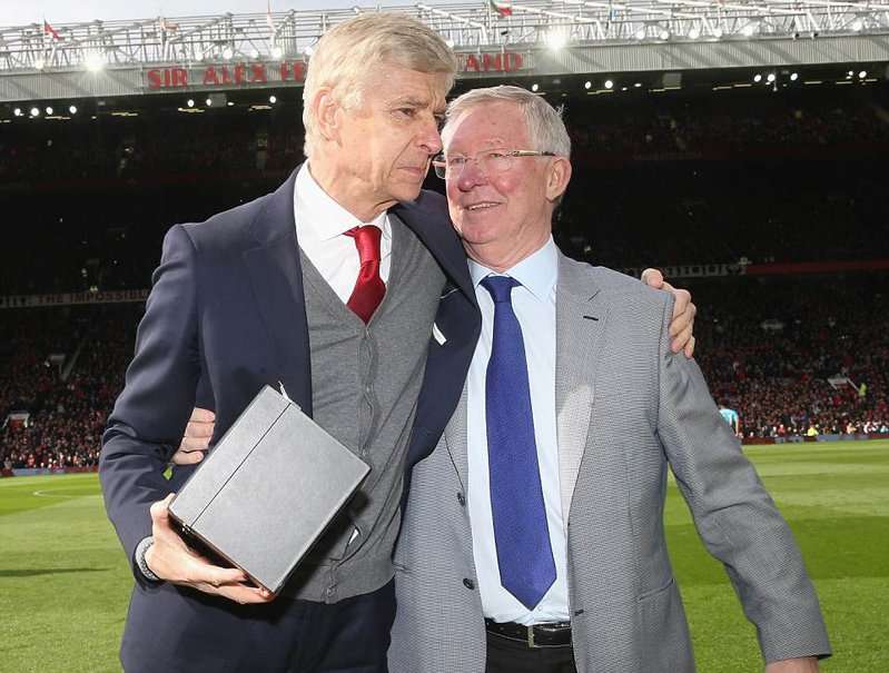 Cuối tuần trước, Sir Alex vẫn còn trao quà cho HLV Wenger trên sân Old Trafford