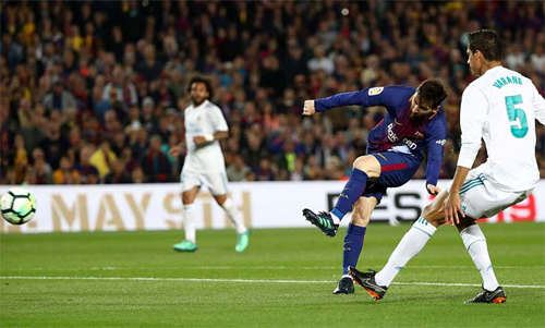 Messi tung cú sút chân trái đưa bóng vào lưới Real trong trận El Clasico