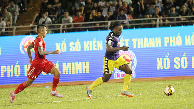 Oseni là tác giả của 2 bàn thắng cho CLB Hà Nội