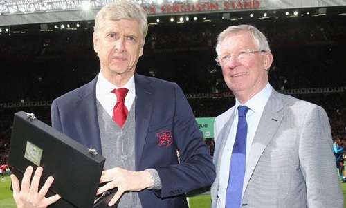 Ferguson tặng quà cho Wenger một tuần trước khi lên bàn mổ