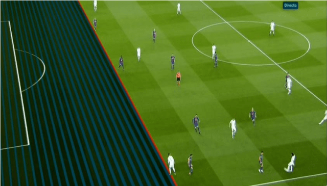Ngay ở phút thứ 6, trọng tài đã bắt việt vị Real Madrid trong tình huống tranh cãi. Có vẻ như C.Ronaldo như đứng dưới hàng thủ Barcelona khi nhận đường chuyền của Marcelo