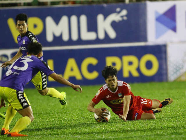 Trận đấu giữa HA Gia Lai và CLB Hà Nội nhiều tranh cãi đến kỳ lạ