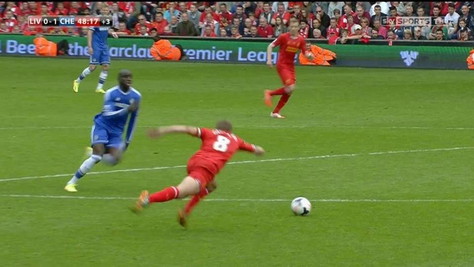 Cú trượt chân ám ảnh của đội trưởng Gerrard khiến Liverpool thua Chelsea 0-2 ở vòng 36 và mất chức vô địch dù lúc Giáng sinh vẫn còn đang dẫn đầu bảng