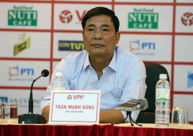 PCT VPF Trần Mạnh Hùng đang mất uy tín nghiêm trọng sau vụ văng tục nhằm vào phó Ban trọng tài Dương Văn Hiền trong cuộc họp