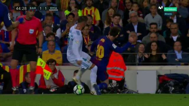 Messi vào bóng nguy hiểm với Sergio Ramos để trả đũa cho Luis Suarez. El Pulga đã phải nhận thẻ vàng với tình huống chơi xấu này