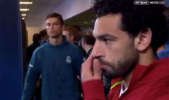 Ronaldo gửi ánh nhìn "hình viên đạn" đến Salah, trước giờ bóng lăn