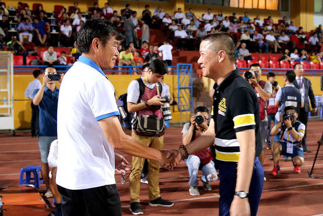 HLV Phanh Thanh Hùng và Chu Đình Nghiêm bắt tay nhau sau trận đấu