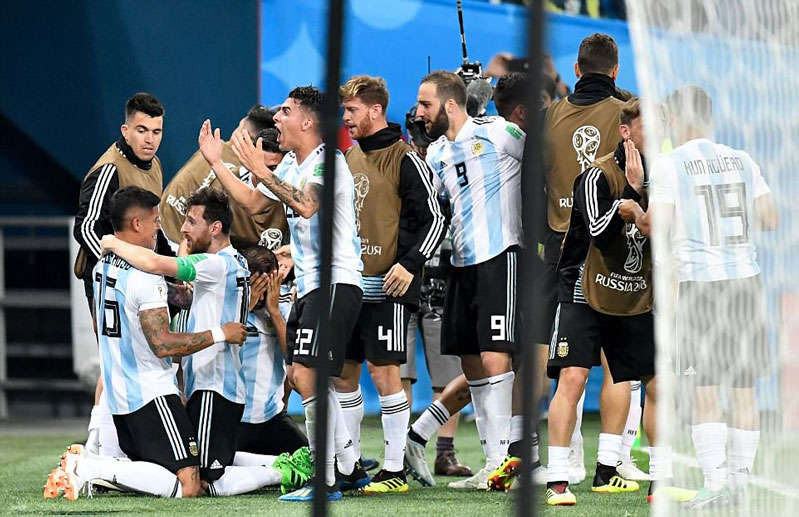 Messi nói lời cảm ơn Rojo sau khi Argentina vượt lên dẫn 2-1