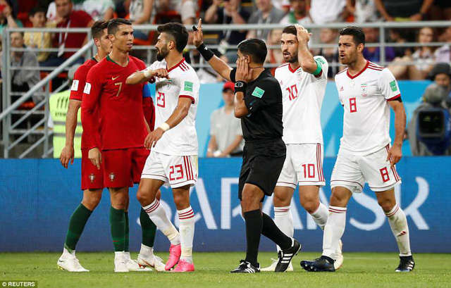 C.Ronaldo đã có hành động chơi xấu với cầu thủ Iran