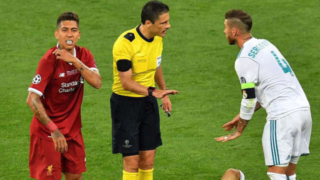 Firmino (trái) và Ramos (phải) trong trận chung kết Champions League 2017/18