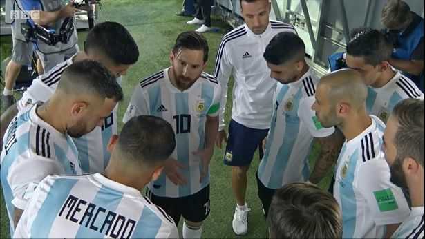 Messi chứng tỏ vai trò "anh cả" trong trận đấu với Nigeria