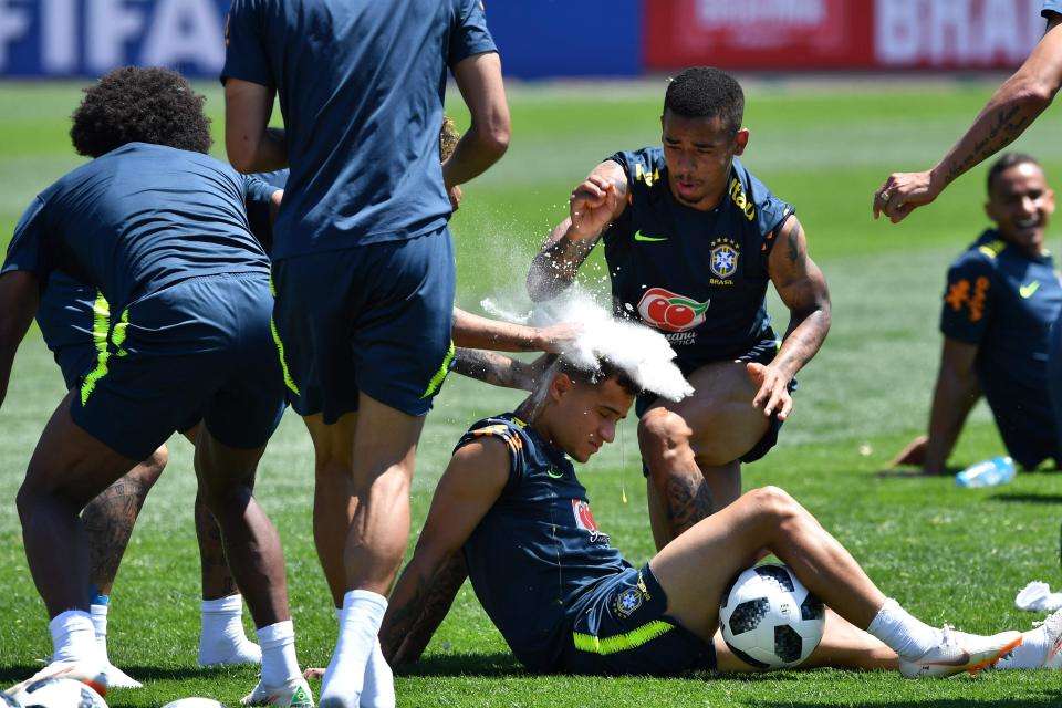 Neymar và đồng đội đập trứng và ném bột mì lên đầu Coutinho
