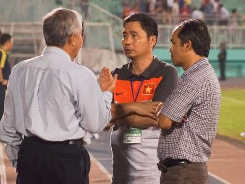 Ông Dương Nghiệp Khôi (giữa) bất ngờ được bổ nhiệm vào vị trí chủ tịch CLB bóng đá Sài Gòn FC