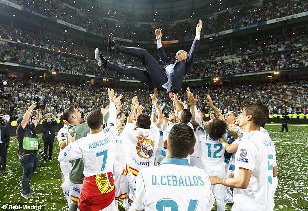 Zidane gửi tin nhắn cho học trò chỉ ít phút trước khi công bố chính thức