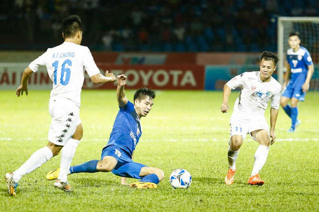 Trung vệ Huy Cường (giữa) đang giúp cho Than Quảng Ninh có hàng phòng ngự tốt thứ nhì V-League, đồng thời đứng thứ 2 trên bảng xếp hạng tổng