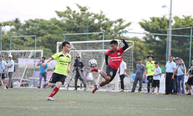 Trận đấu khai mạc giữa chủ nhà JFC Danang (áo đỏ) và Huế RFC diễn ra hấp dẫn