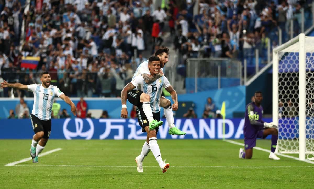 Argentina may mắn lê bước vào vòng 1/8
