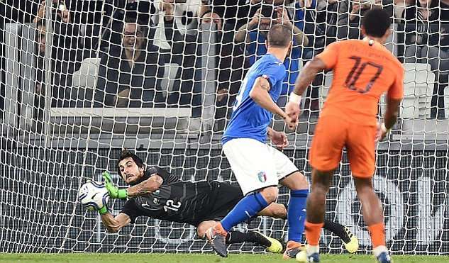 Mất người, Italia phải chống đỡ vất vả lúc cuối trận