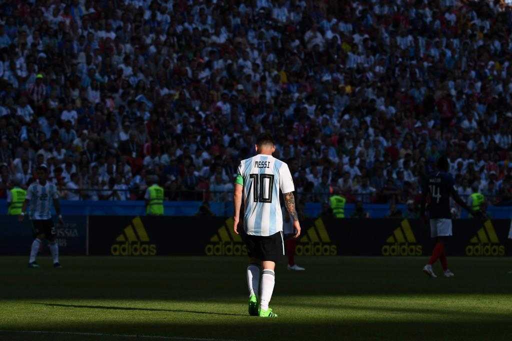 Argentina về nước: Messi cô đơn trong một tập thể tầm thường