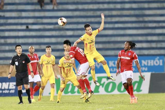 CLB Nam Định (vàng) đang chơi tiến bộ qua từng trận đấu ở V-League