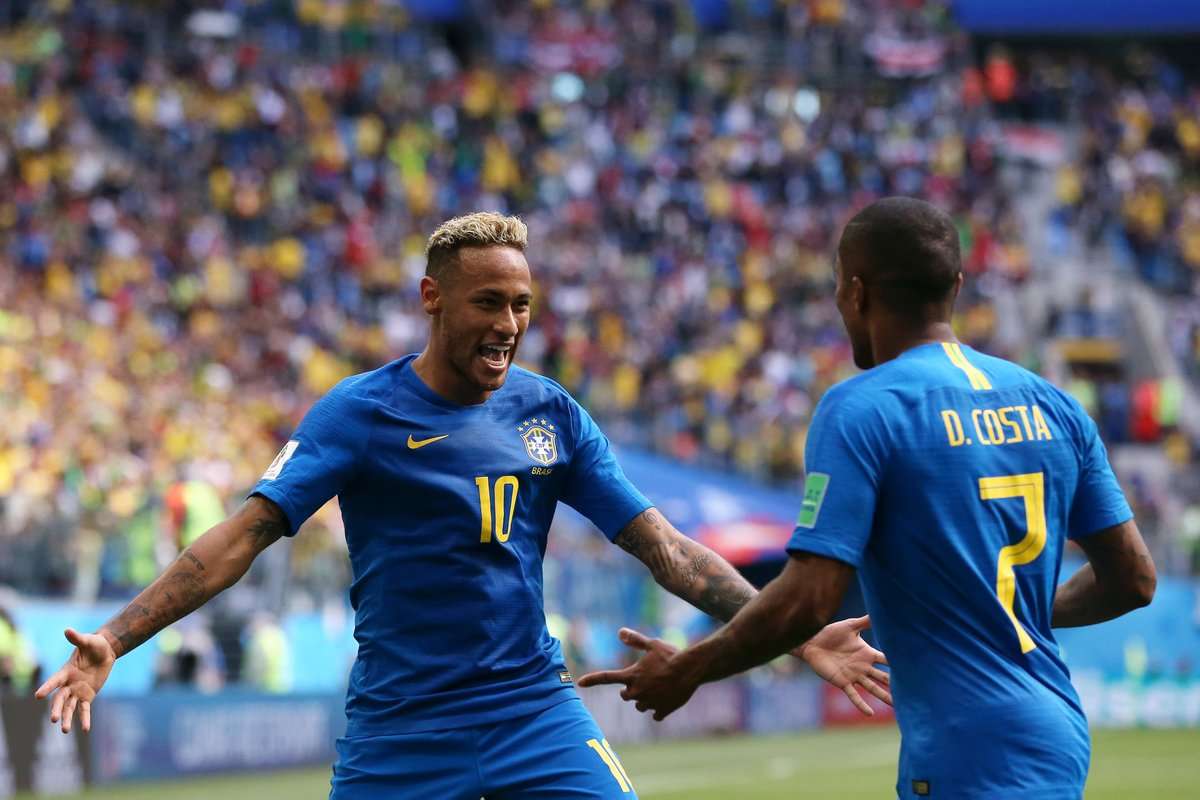 Neymar (số 10) hạnh phúc sau khi ghi bàn ấn định tỉ số 2-0 cho Brazil trước Costa Rica