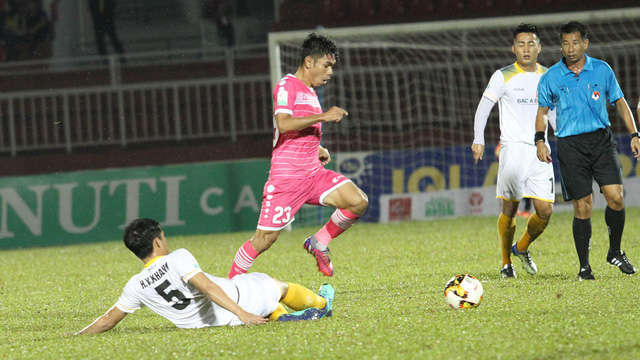 Ngược xuống nhóm dưới, Sài Gòn FC và SL Nghệ An sẽ trực tiếp tranh suất trụ hạng với nhau
