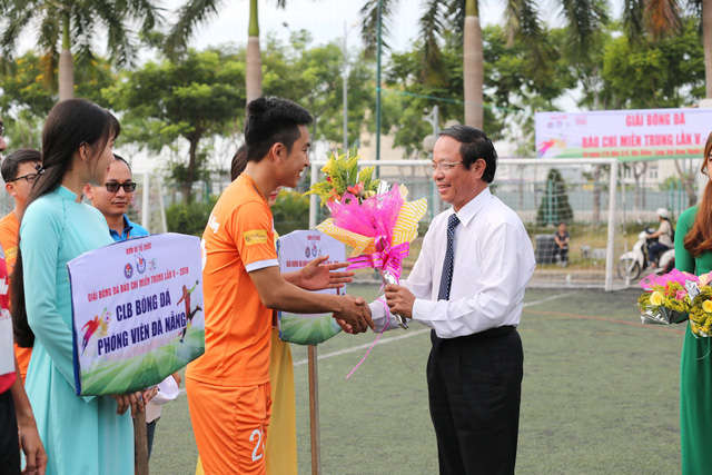 Ông Nguyễn Văn Lưỡng – Phó chủ tịch Thường trực Hội Nhà báo Việt Nam thành phố Đà Nẵng, tặng hoa cho các đội bóng tham dự giải