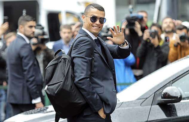Ronaldo rạng rỡ khi ra phi trường
