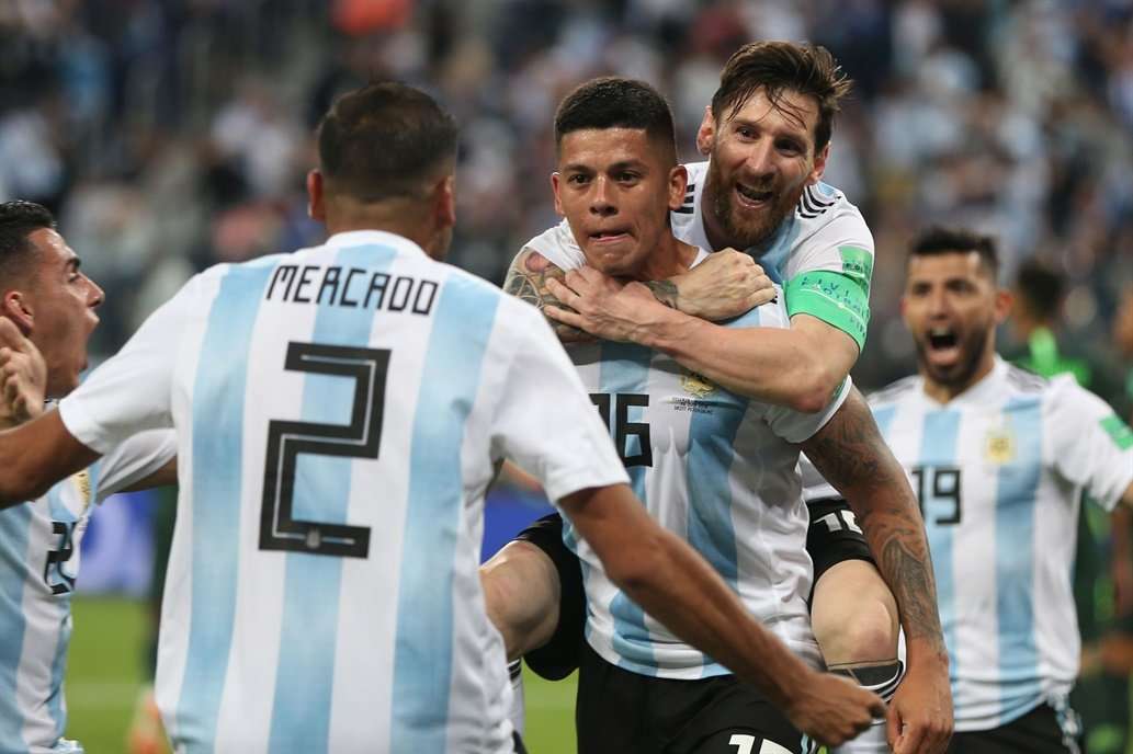 Messi và Argentina trải qua vòng bảng vô cùng chật vật, suýt bị loại sớm