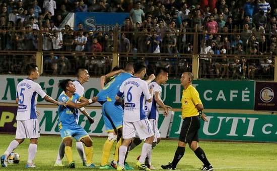 nhưng V-League vẫn còn đó bạo lực, những vấn đề trọng tài... và xem ra giấc của bầu Đức và nhiều ông bầu khác còn rất... xa