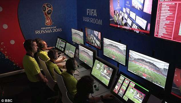 Công nghệ VAR được sử dụng rất nhiều ở các trận đấu tại World Cup 2018