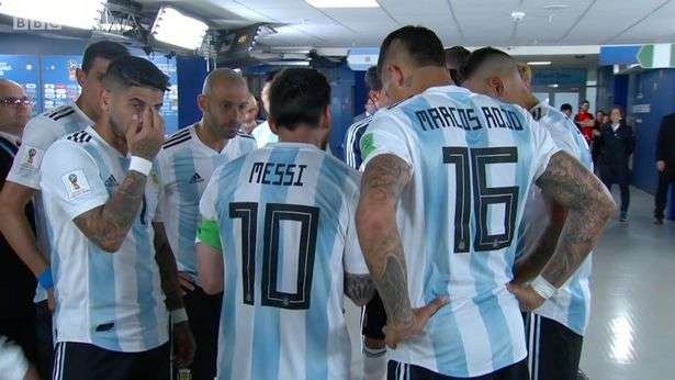 Messi tập hợp các đồng đội trong đường hầm SVĐ