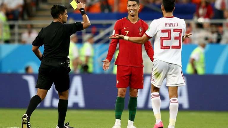Ronaldo chỉ bị thẻ vàng sau khi đánh nguội đối thủ gây phản ứng mạnh mẽ dư luận