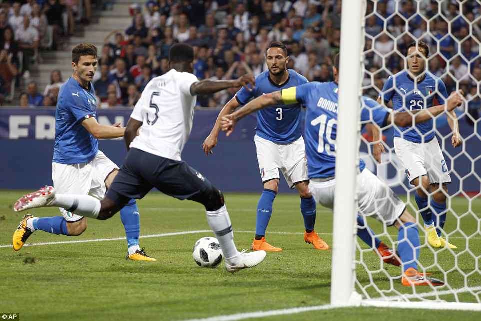 Trung vệ Umtiti tận dụng cơ hội mở tỷ số cho tuyển Pháp ngay ở phút thứ 8